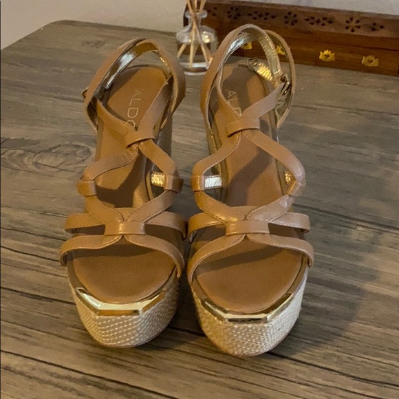 Aldo tan platform strappy sandals w/ gold accent - Picture 1 of 4